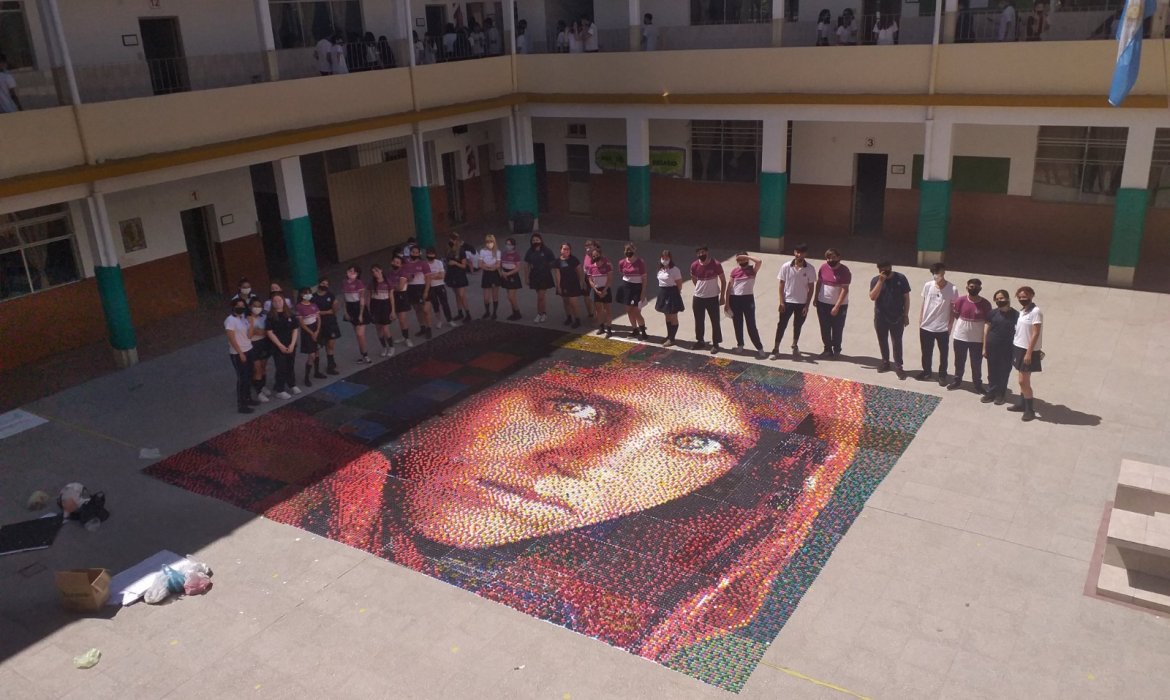 "La niña afgana" de Steve McCurry hecha con tapitas por alumnos de una escuela de Grand Bourg