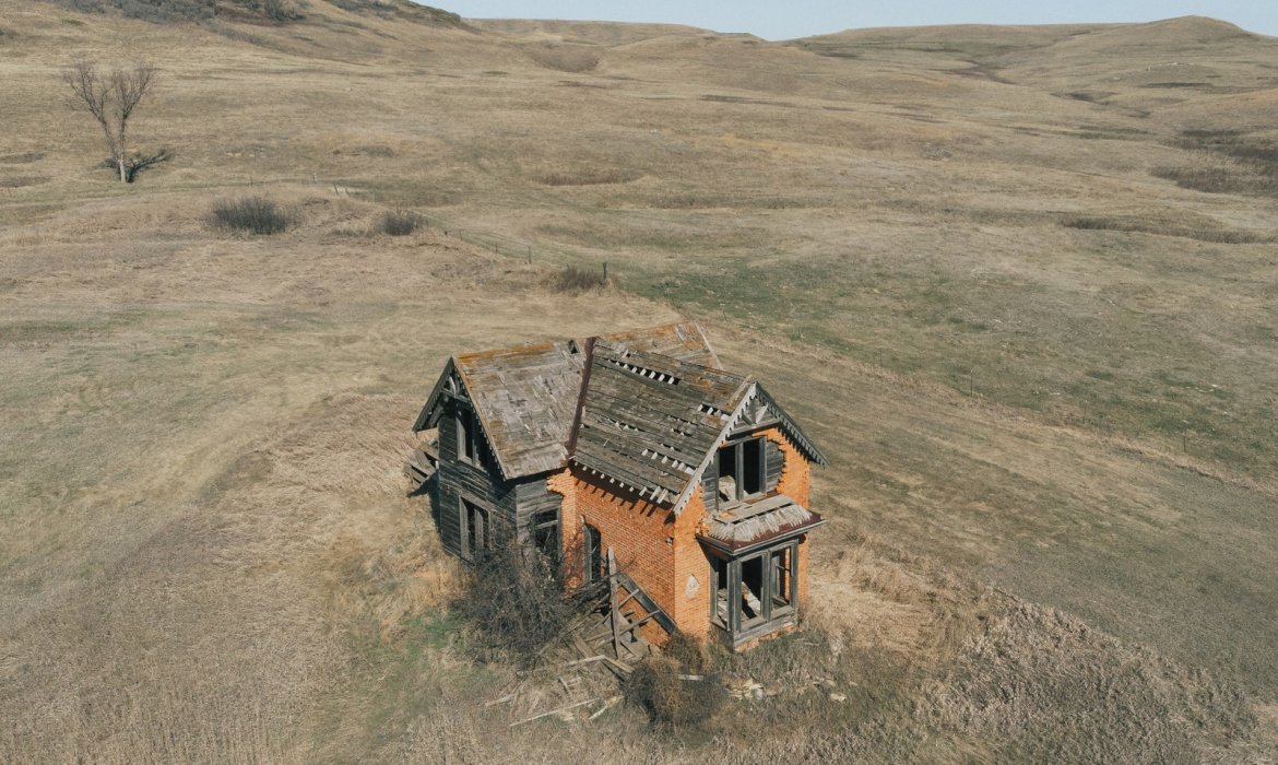 "Thin Places": fotografías con dron sobre casas abandonadas