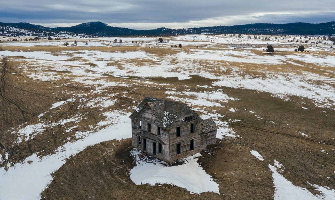 "Thin Places": fotografías con dron sobre casas abandonadas